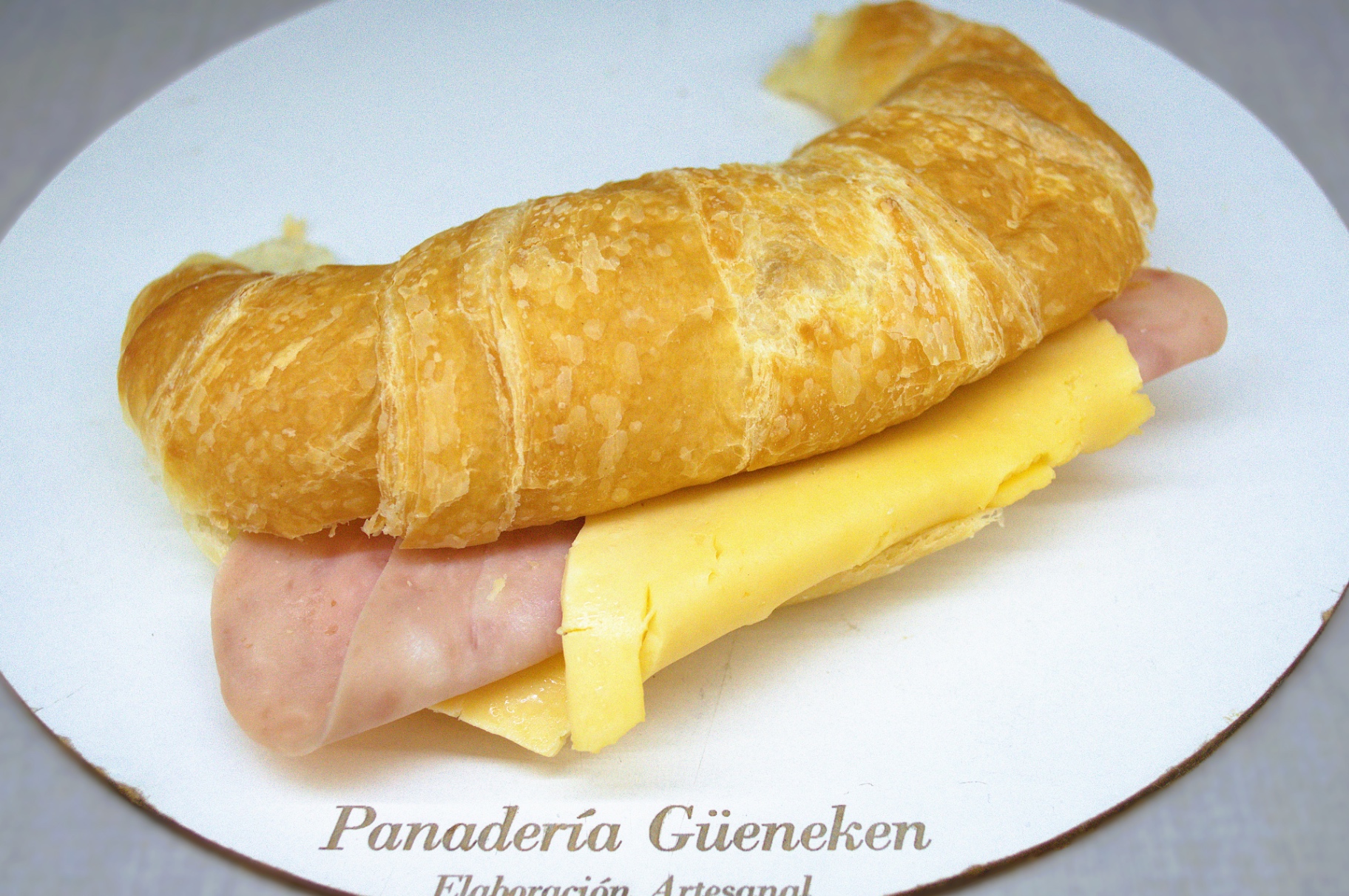 Medialuna rellena con jamón y queso, Panadería Güeneken Trelew.