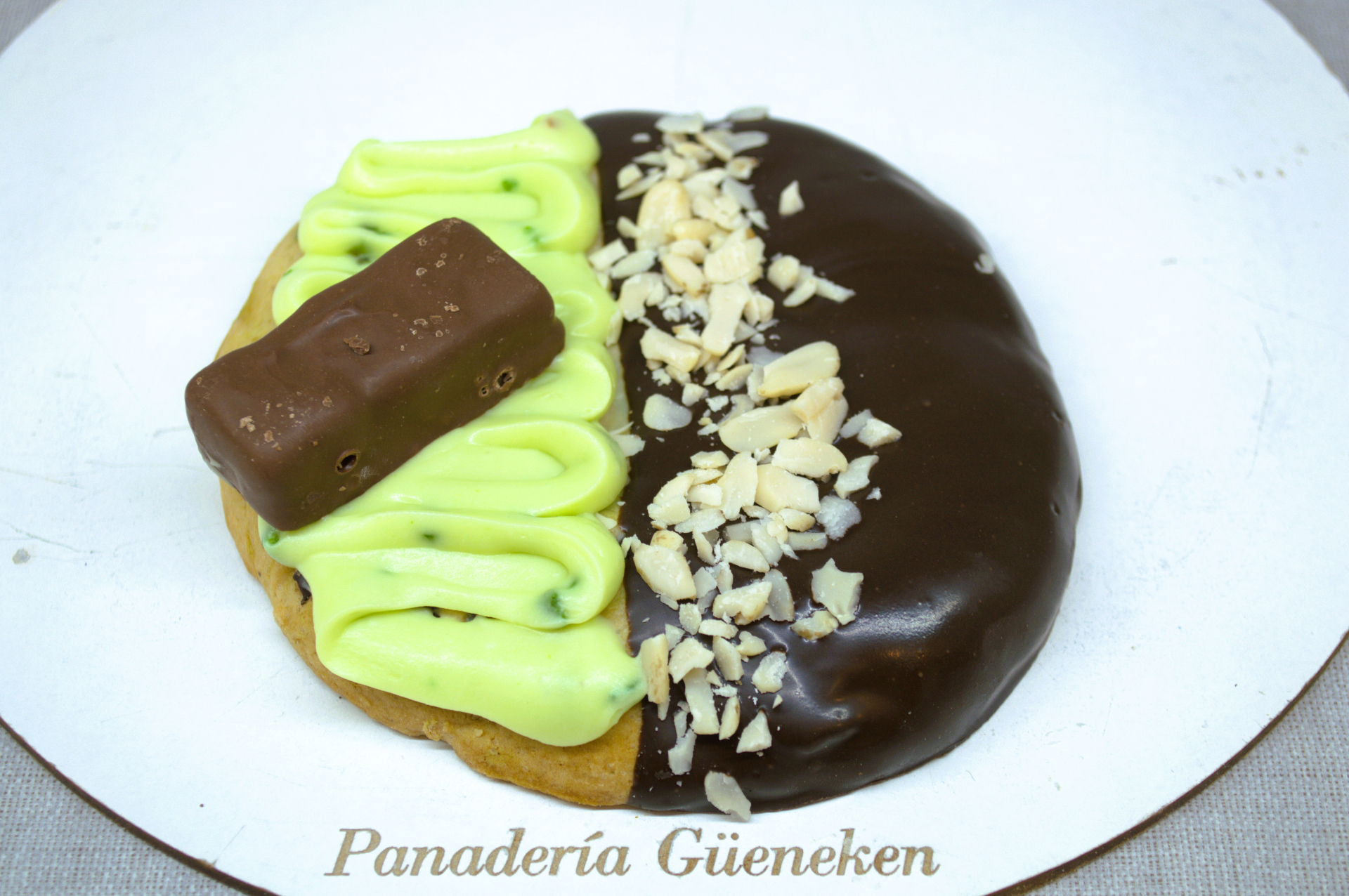 Cookie bañada en chocolate con crema de menta y almendras, Panadería Güeneken Trelew.