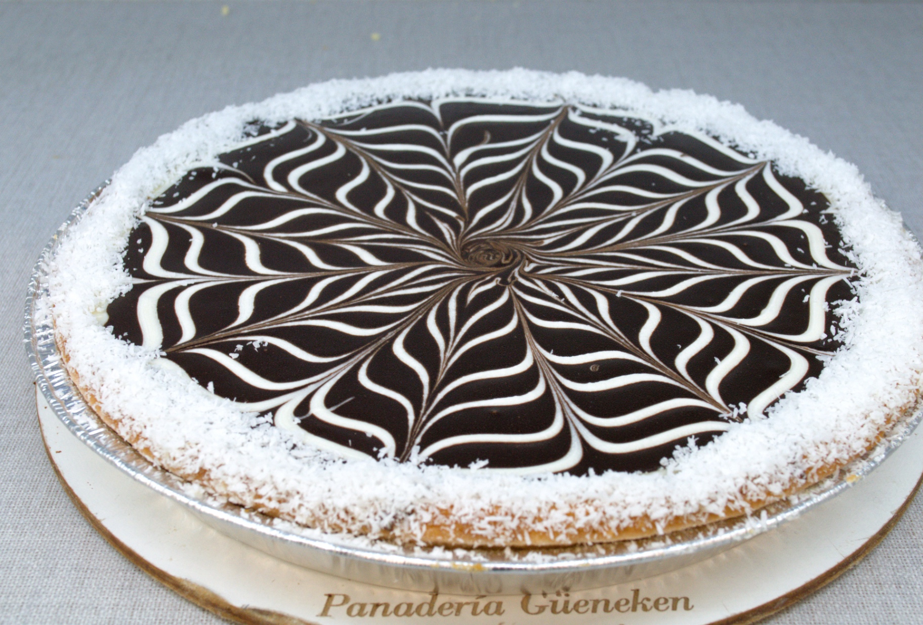 Torta Capsha con baño de chocolate decorado y coco rallado, Panadería Güeneken.