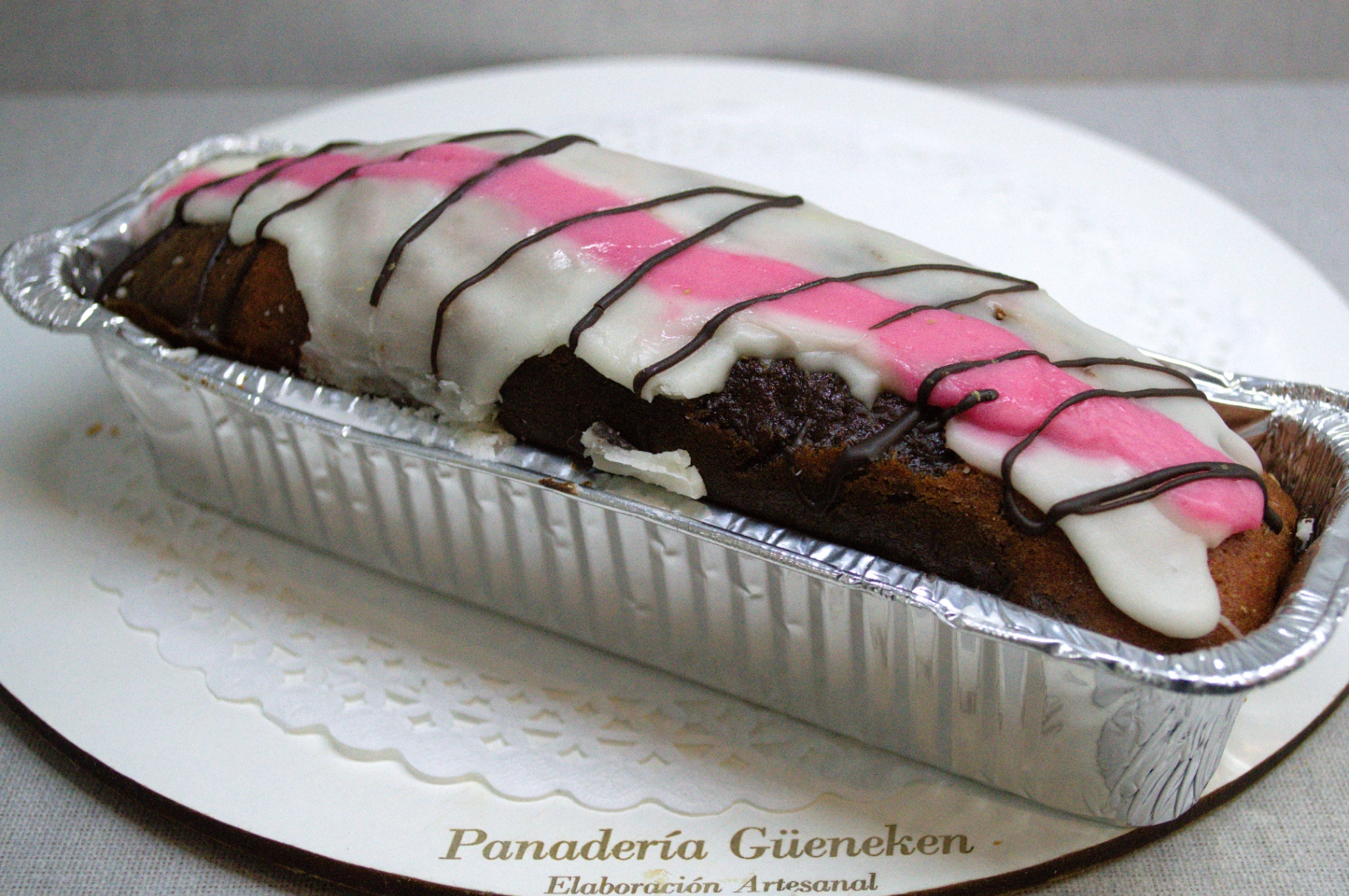 Budín Fontana con glaseado rosa, blanco y chocolate, Panadería Güeneken Trelew.