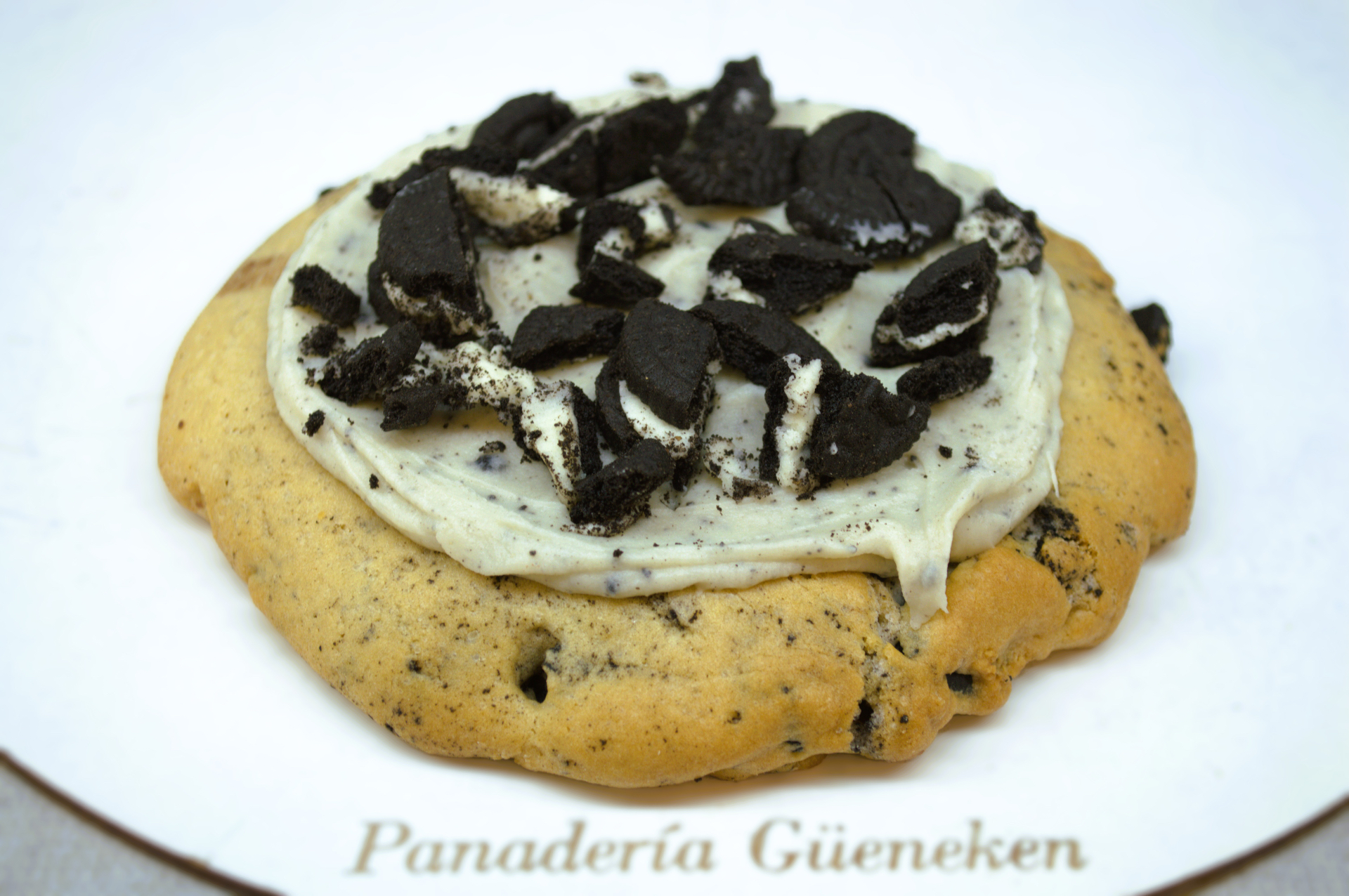 Cookie con crema y trozos de oreo, Panadería Güeneken Trelew.