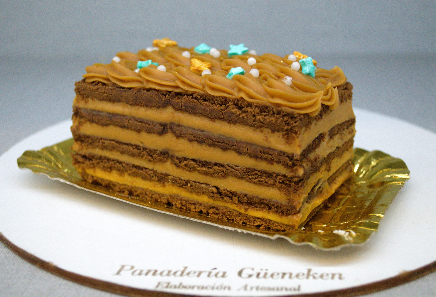 Chocotorta artesanal con capas de dulce de leche y galletas de chocolate, Güeneken.