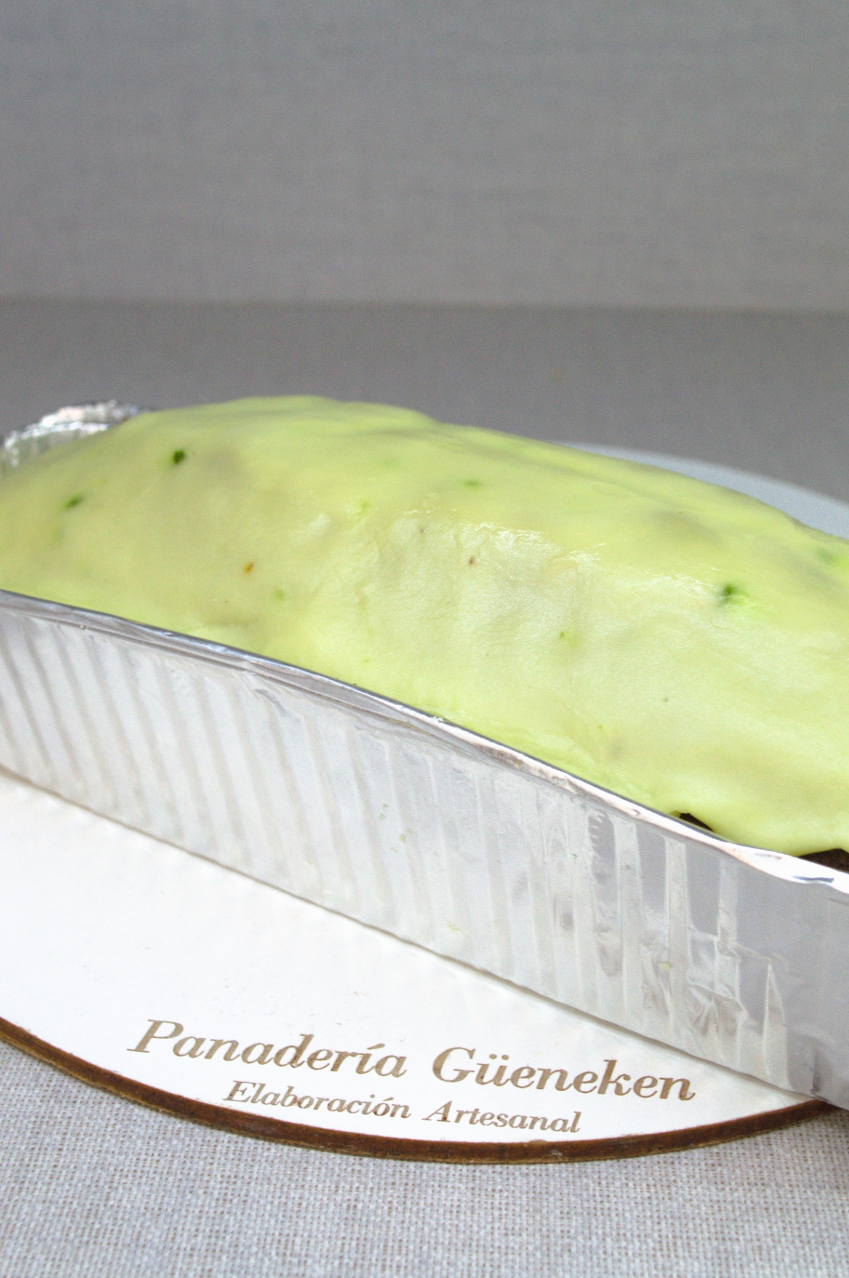 Budín de pistacho y chocolate con glaseado verde, Panadería Güeneken Trelew.