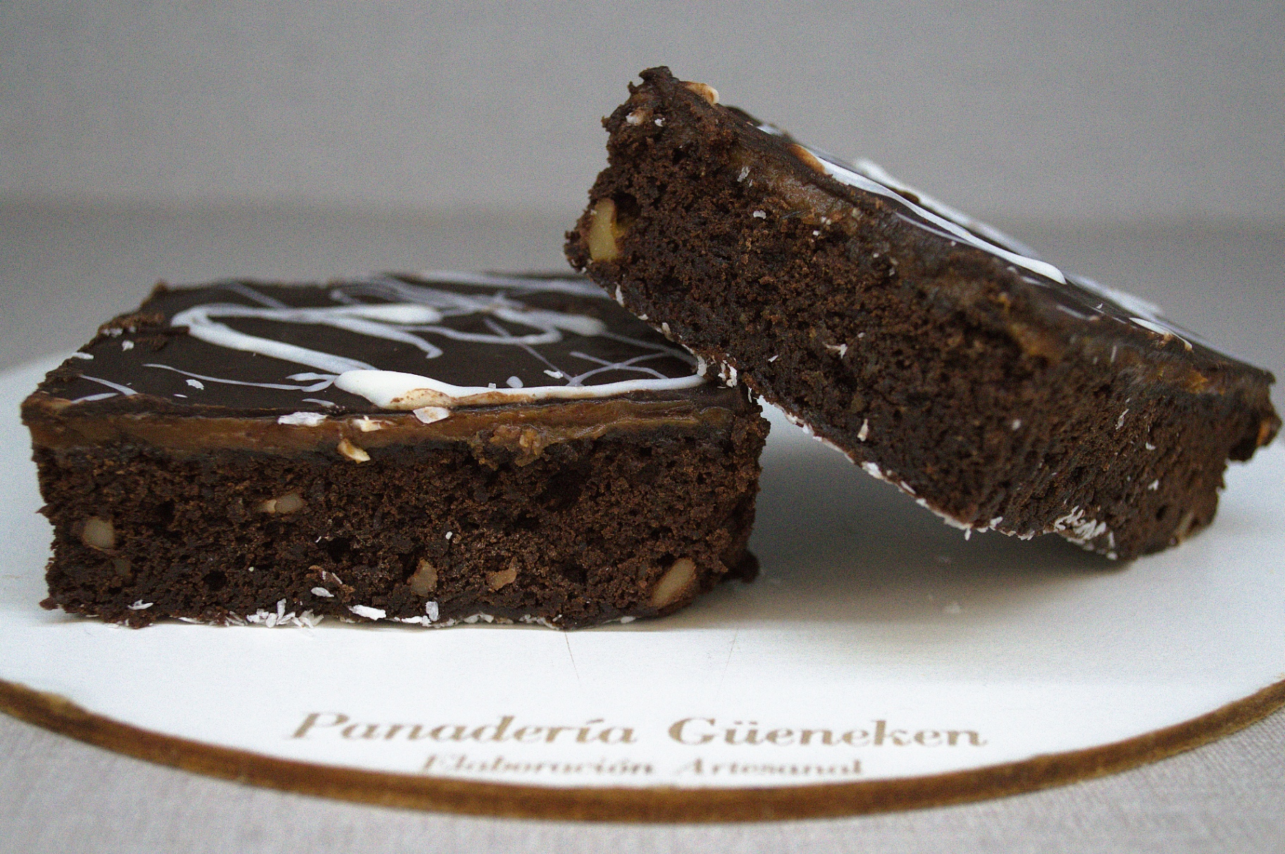 Brownie artesanal con nueces y baño de chocolate, Panadería Güeneken.