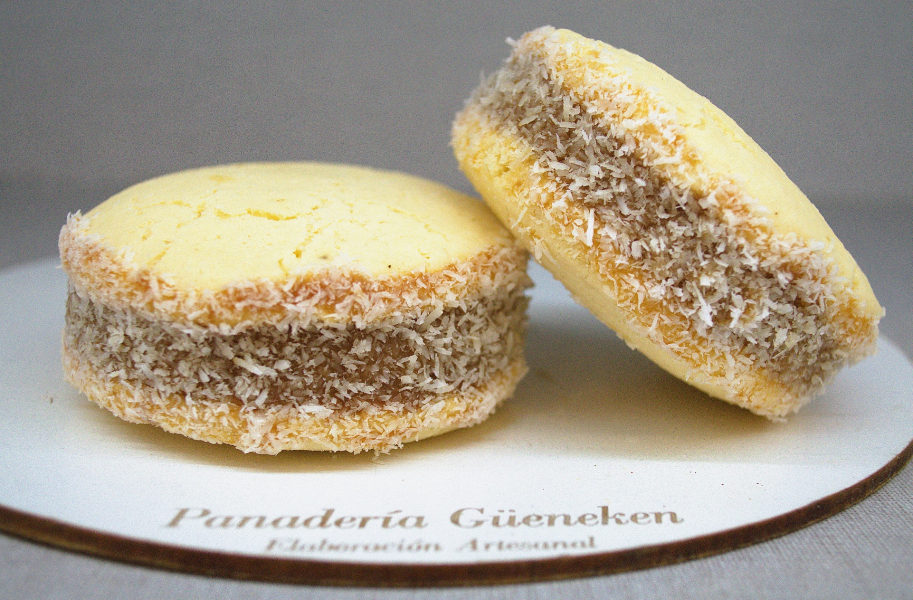 Alfajores de maicena con dulce de leche y coco rallado, elaboración artesanal Güeneken.