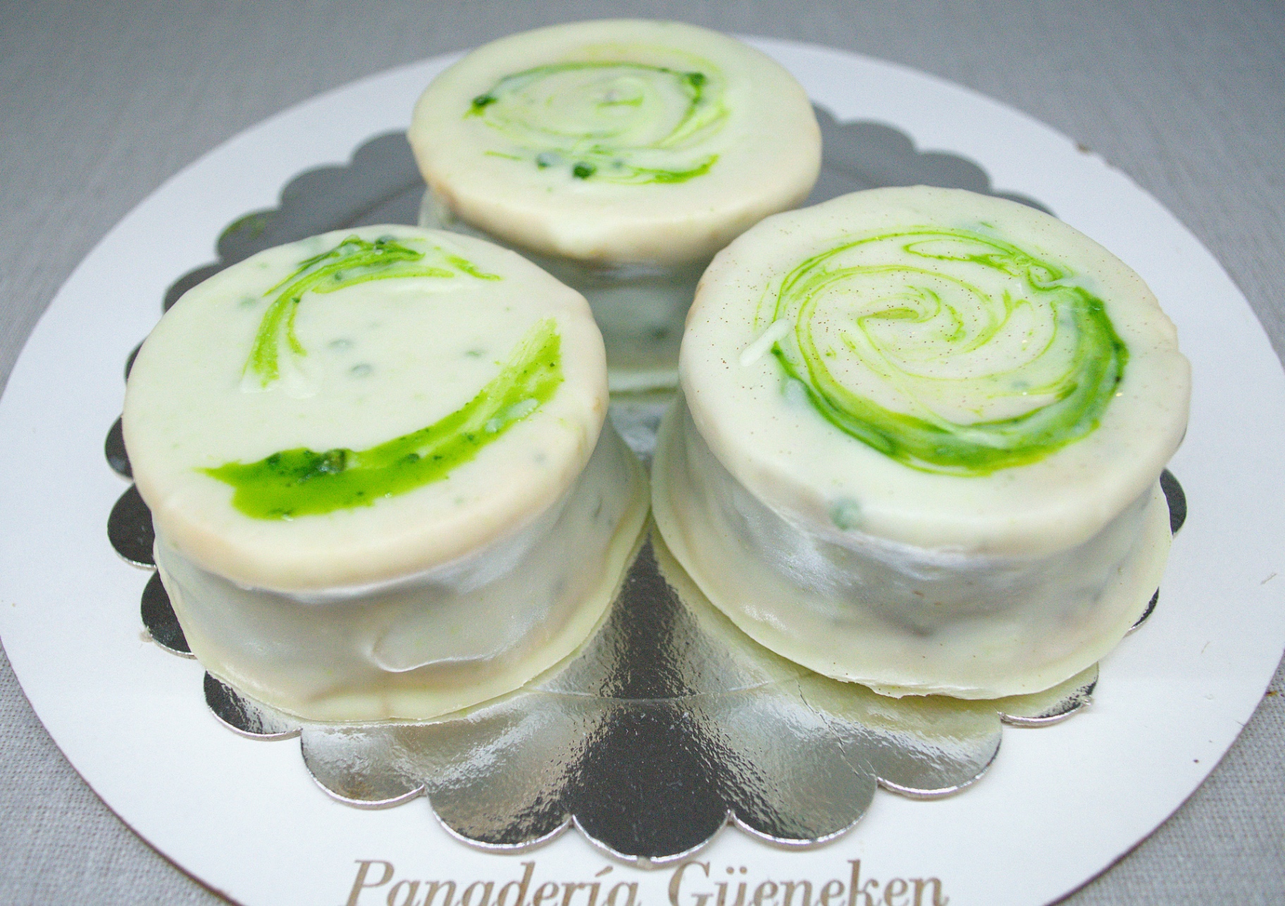 Alfajores artesanales de pistacho bañados en chocolate, Panadería Güeneken.