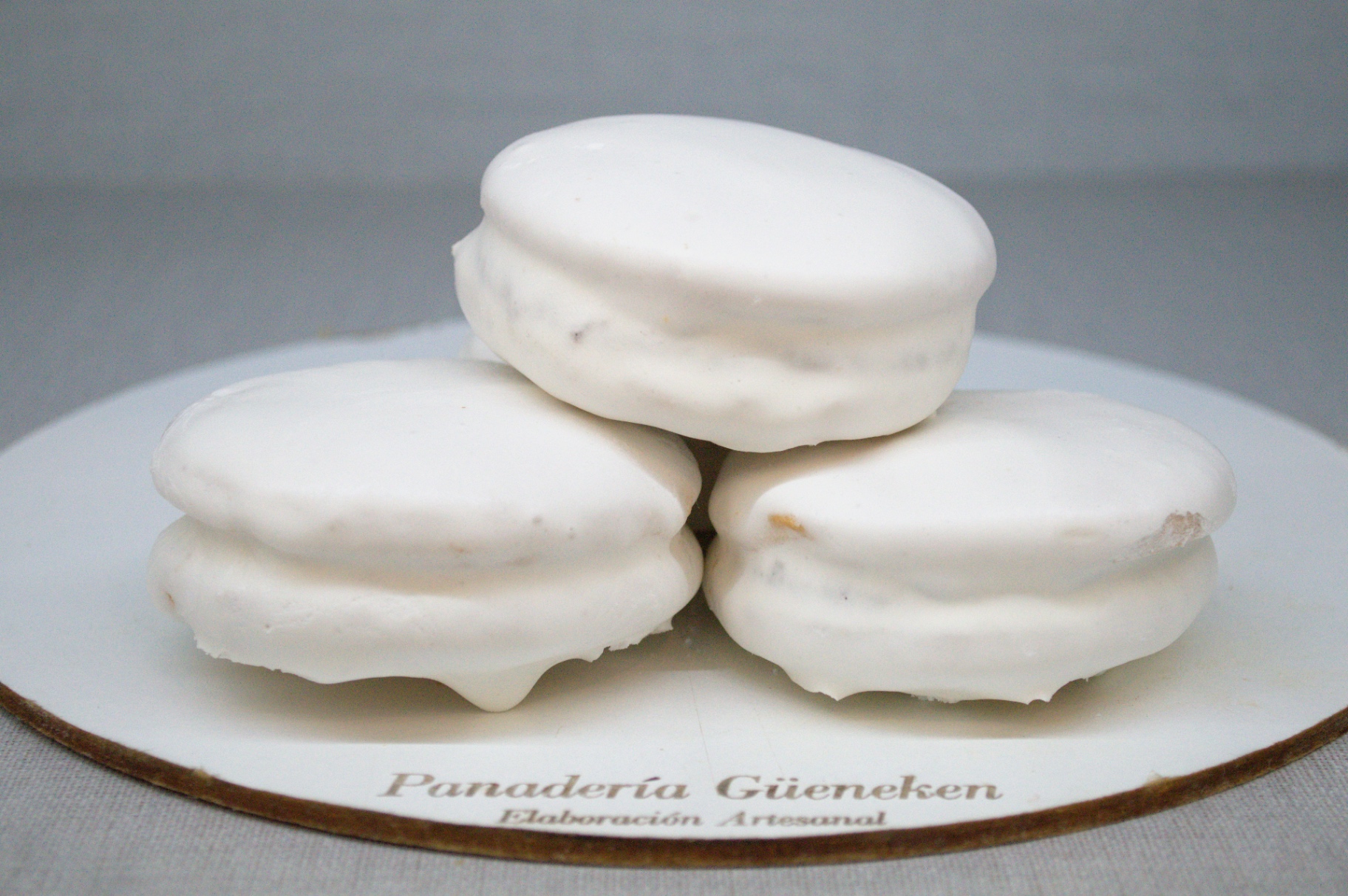 Alfajores de merengue italiano bañados en glasé blanco, Güeneken Trelew.