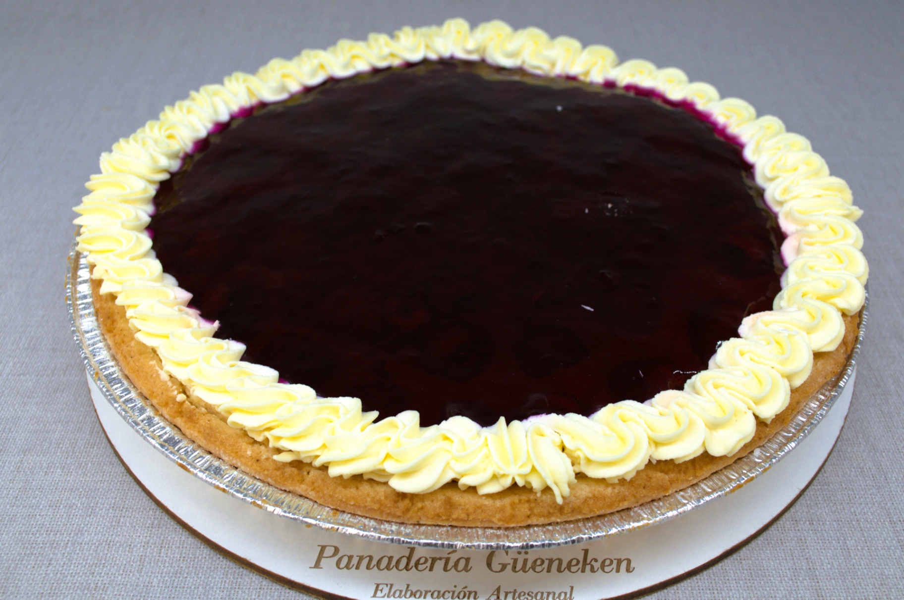 Tarta de frutos rojos con gelatina y borde de crema, Panadería Güeneken.