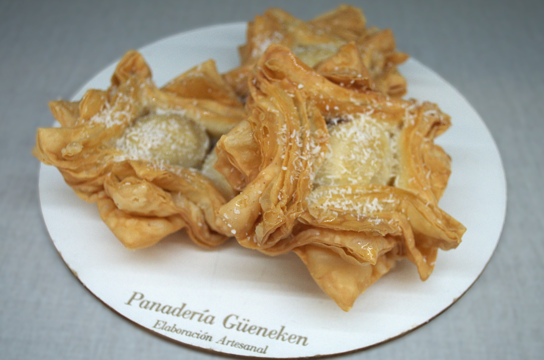 Pastelitos de coco artesanales en plato de Güeneken.