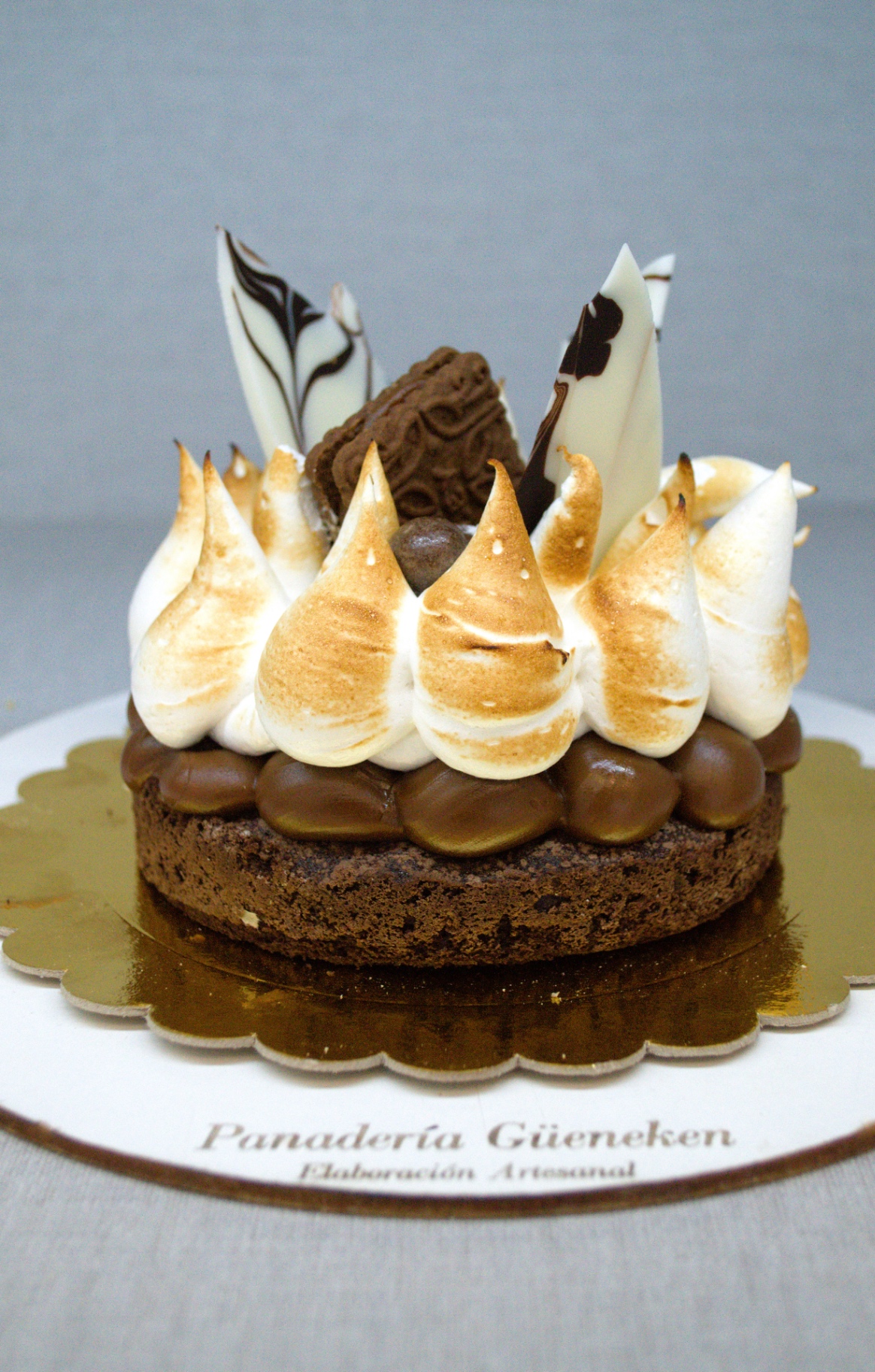 Torta brownie con merengue italiano tostado y decoración de chocolate, Güeneken.