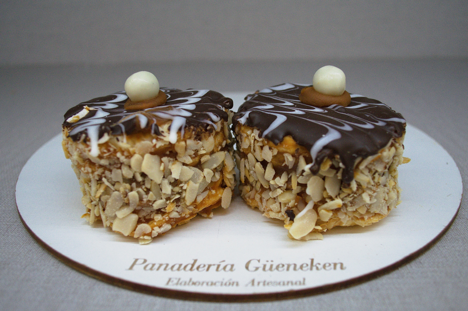 Alfajores milhojas bañados en chocolate con almendras, Panadería Güeneken Patagonia.