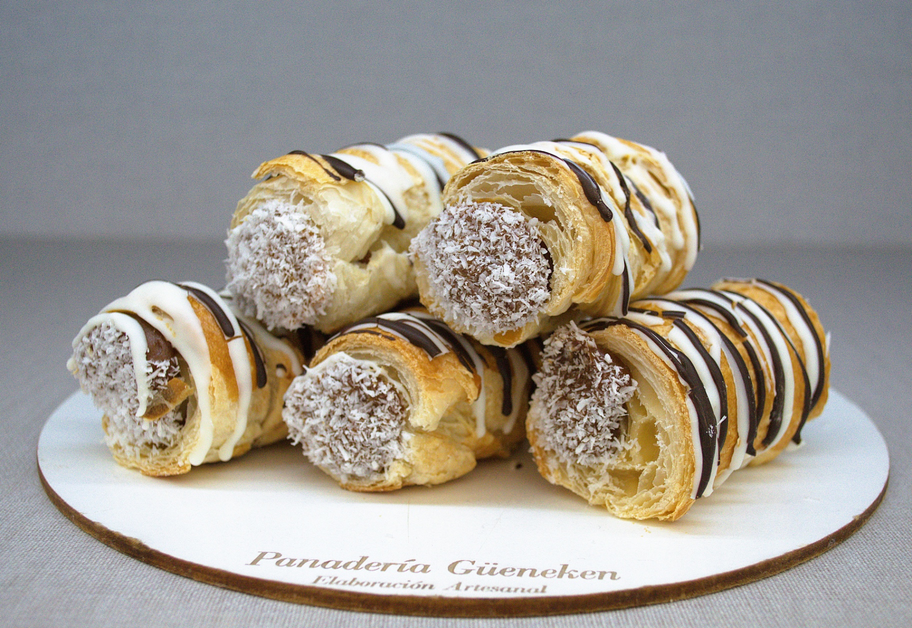 Cañoncitos de hojaldre rellenos de dulce de leche, Panadería Güeneken.
