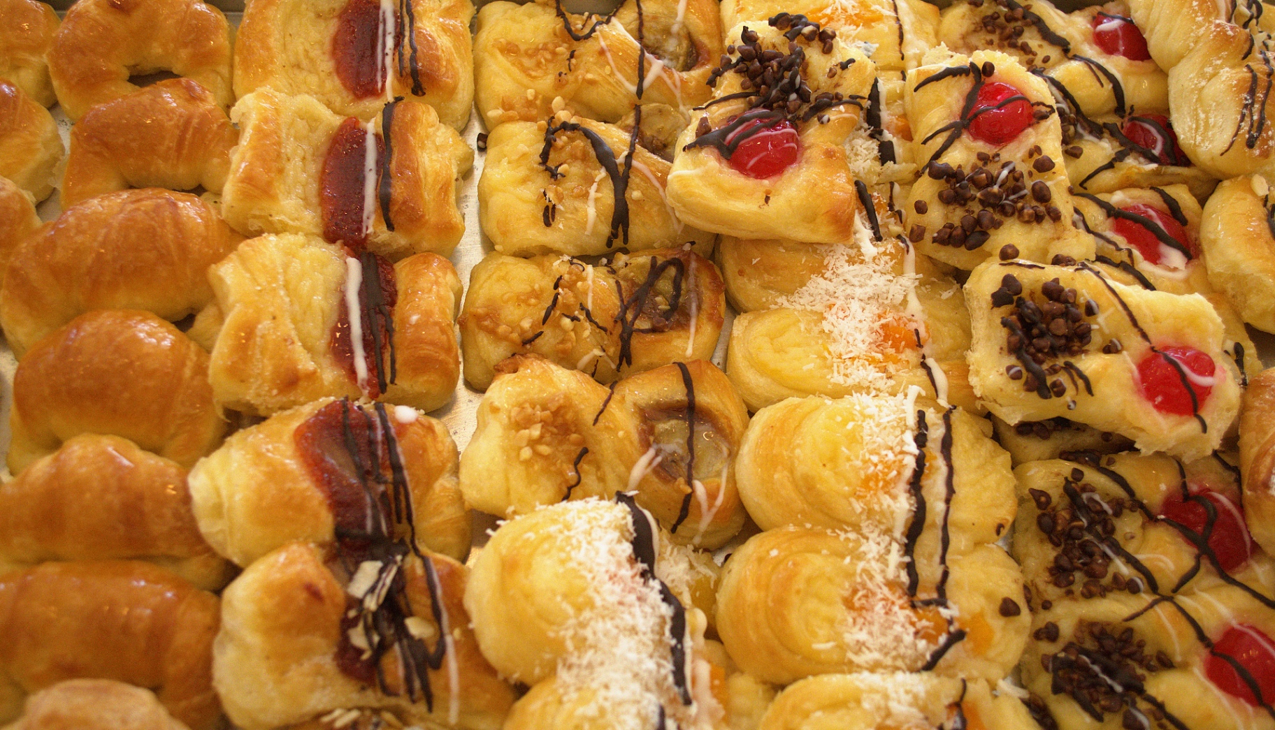 Bandeja de mini facturas artesanales variadas, Panadería Güeneken Trelew.