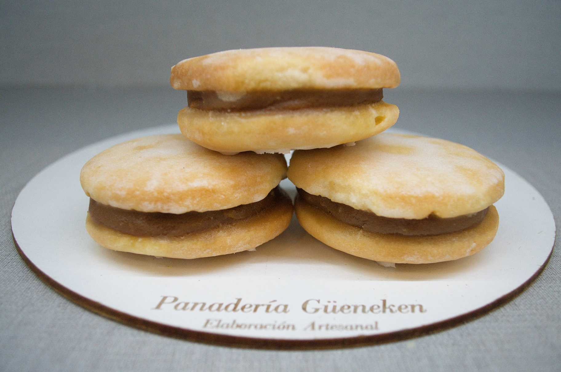 Alfajores cordobeses artesanales rellenos de dulce de membrillo, Panadería Güeneken Trelew.