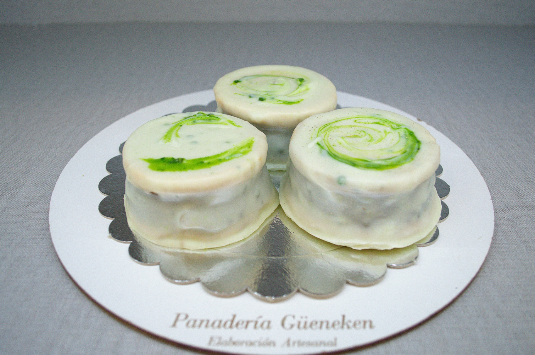 Alfajores de pistacho bañados en chocolate blanco, Panadería Güeneken Trelew.